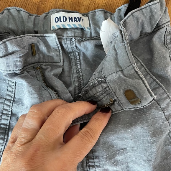 Old navy cargo shorts - Picture 2 of 4